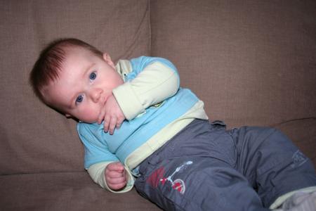 Je tombe mais pas question de l�cher mon pouce!