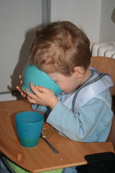 La t�te dans le bol