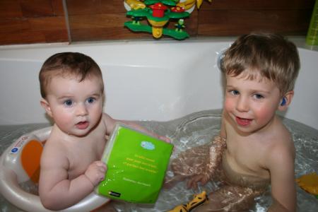 Le premier bain entre fr�res!