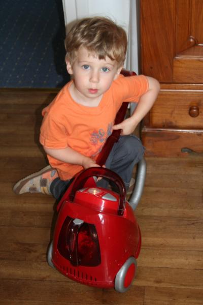 Enora a fait un beau cadeau � son cousin!