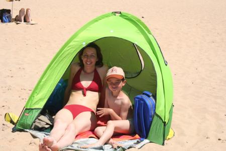 Natacha et Paulin se prot�gent du vent...