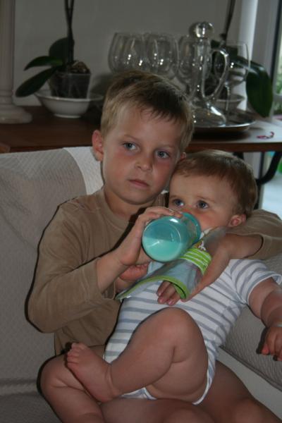 Eliott, tr�s fier de donner le biberon � Gaspard