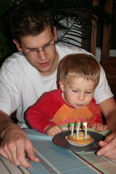 Nathan souffle les bougies de son papa !