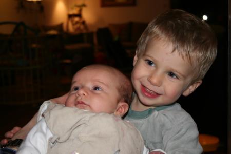 Nathan veut porter son petit fr�re ...