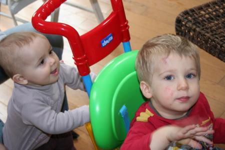 A 10 mois elle marche d�j� et pousse les grands gar�ons