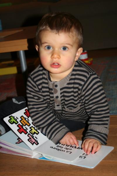 pendant ce temps l�, la crapule lit son livre